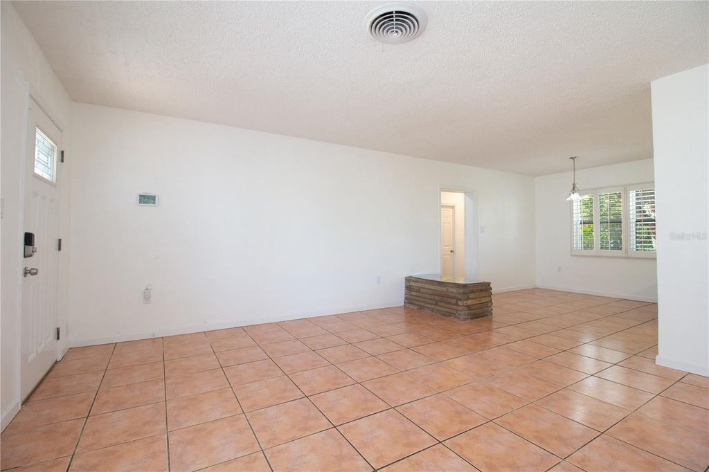 Image 12 of property listing at 10202 N BOULEVARD, Tampa, FL 33612