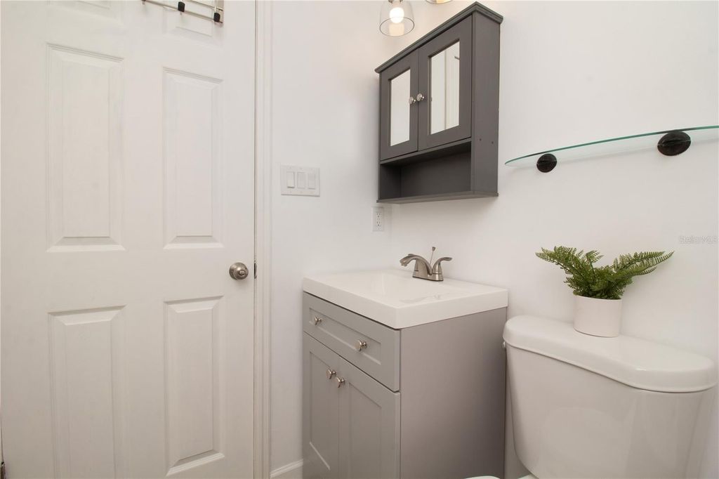 Image 21 of property listing at 10202 N BOULEVARD, Tampa, FL 33612