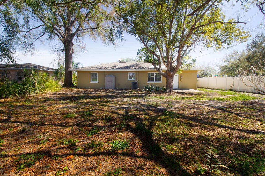 Image 27 of property listing at 10202 N BOULEVARD, Tampa, FL 33612
