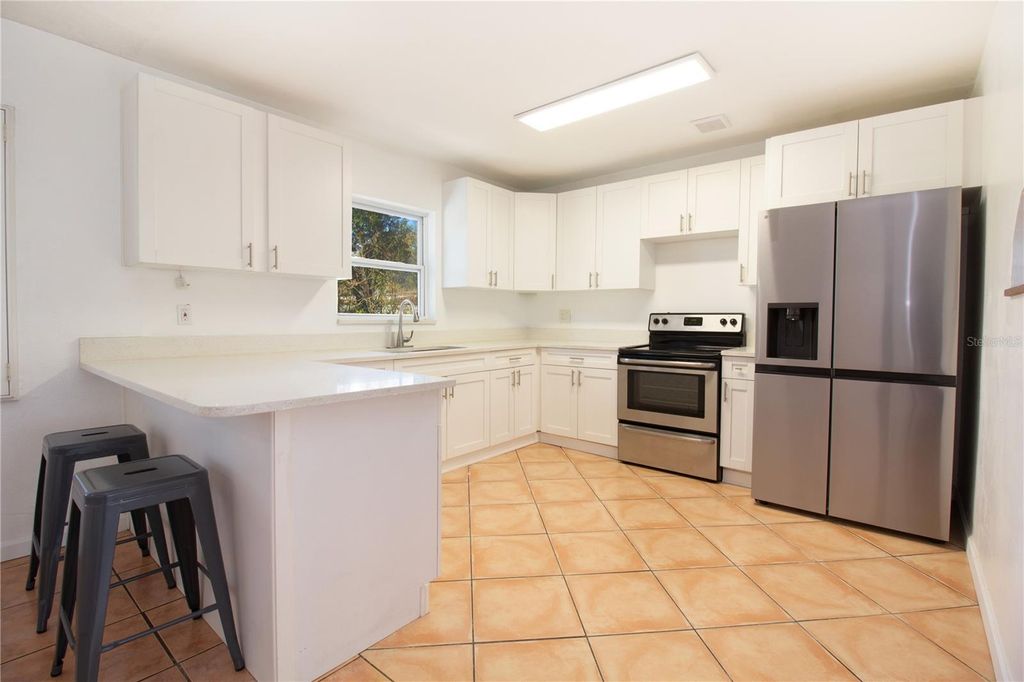 Image 6 of property listing at 10202 N BOULEVARD, Tampa, FL 33612