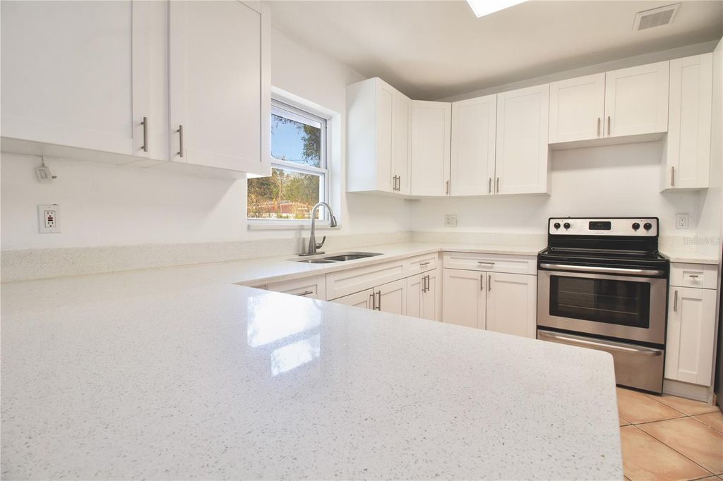 Image 7 of property listing at 10202 N BOULEVARD, Tampa, FL 33612