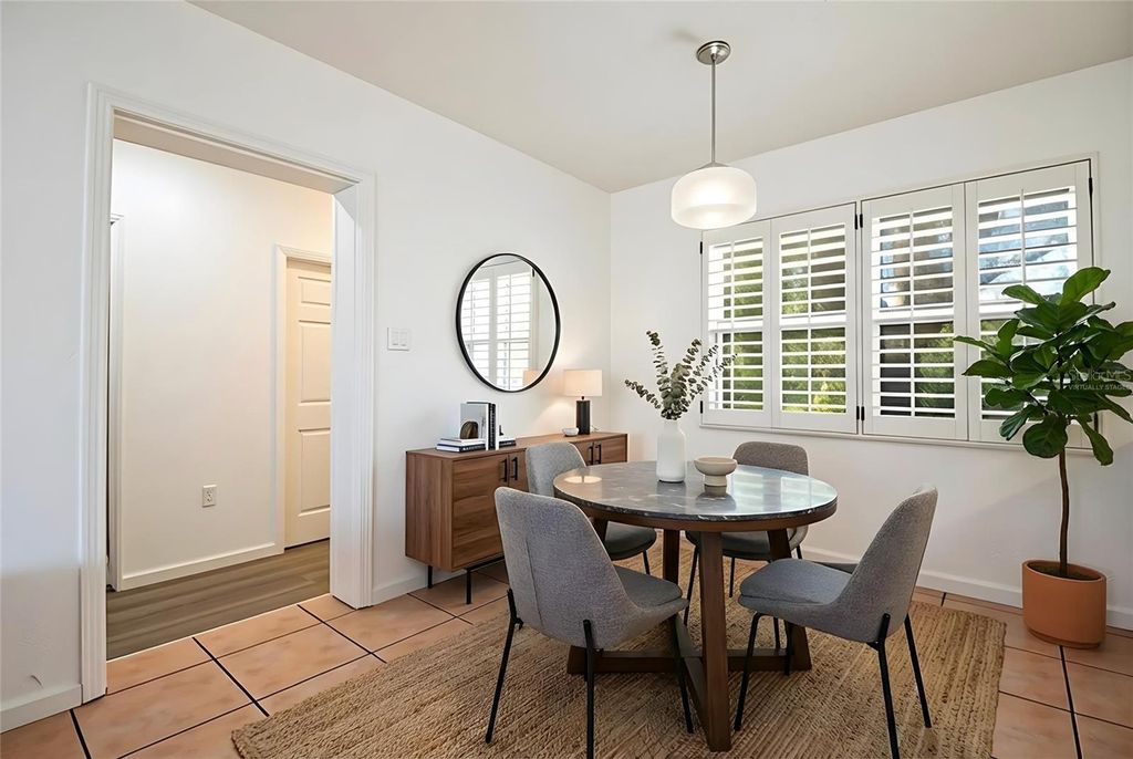 Image 8 of property listing at 10202 N BOULEVARD, Tampa, FL 33612