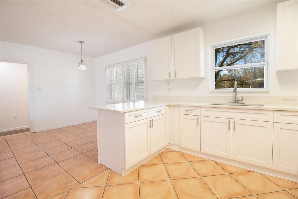 Image 10 of property listing at 10202 N BOULEVARD, Tampa, FL 33612