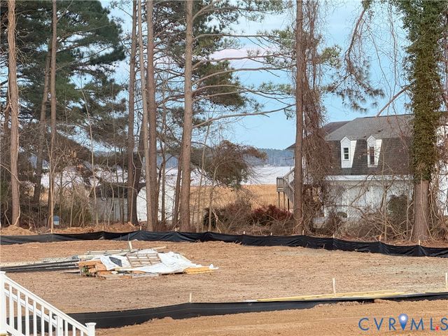 7969 Pennsylvania Ave, West Point, VA 23181