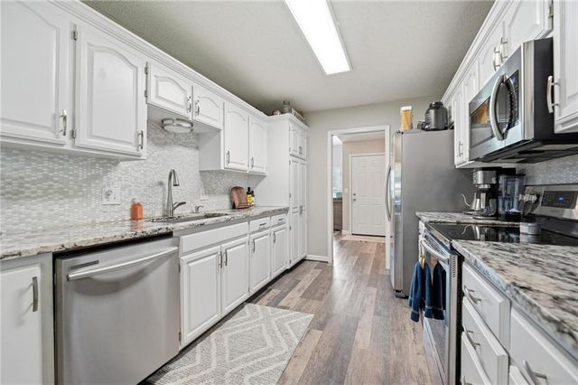 820 SW BENJAMIN Circle, Lee's Summit, MO 64081