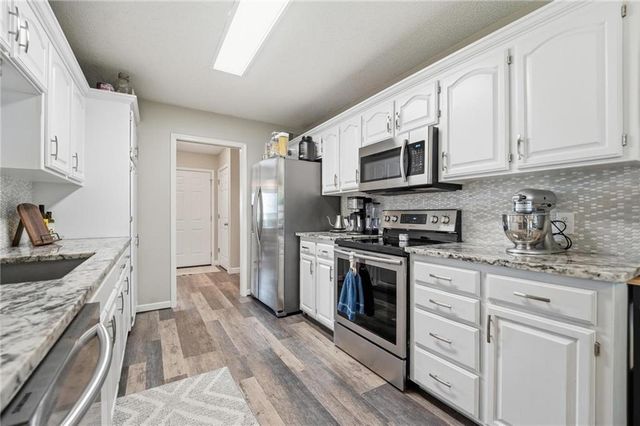 820 SW BENJAMIN Circle, Lee's Summit, MO 64081