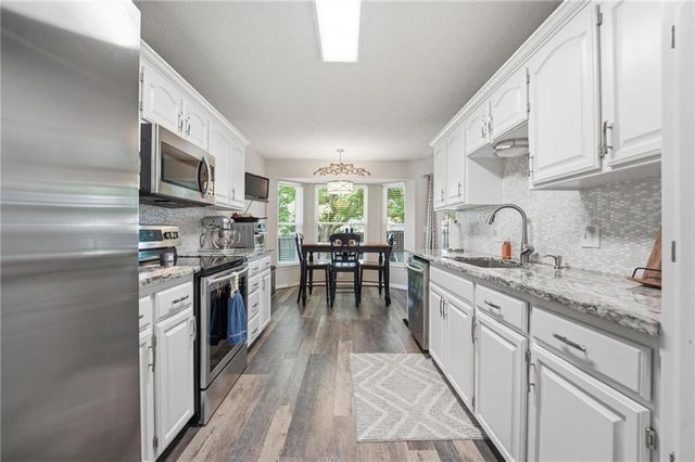 820 SW BENJAMIN Circle, Lee's Summit, MO 64081