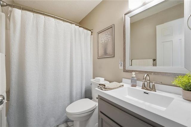 820 SW BENJAMIN Circle, Lee's Summit, MO 64081