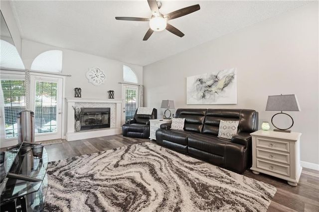 820 SW BENJAMIN Circle, Lee's Summit, MO 64081