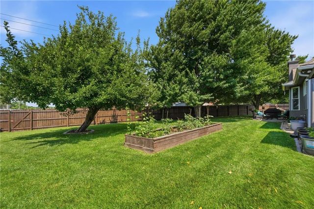 820 SW BENJAMIN Circle, Lee's Summit, MO 64081