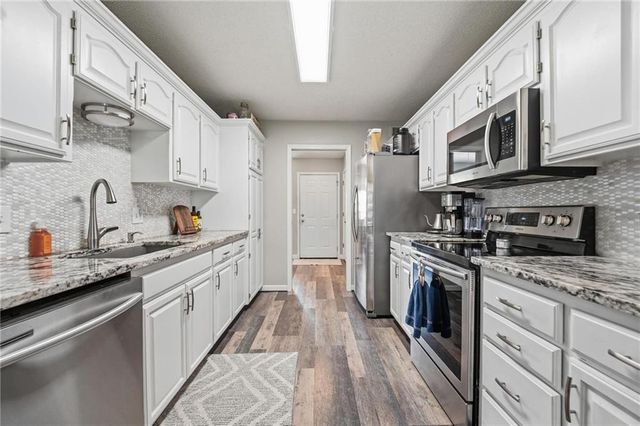 820 SW BENJAMIN Circle, Lee's Summit, MO 64081
