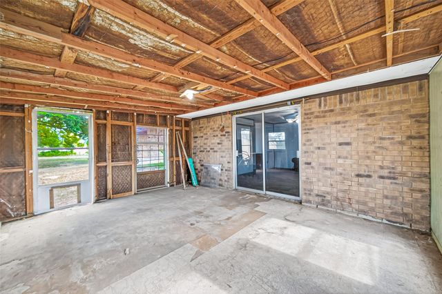 9416 County Road 273, East Bernard, TX 77435