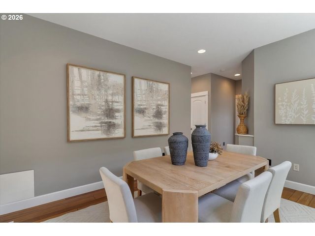 402 LA CRESTA Dr Se, Salem, OR 97306