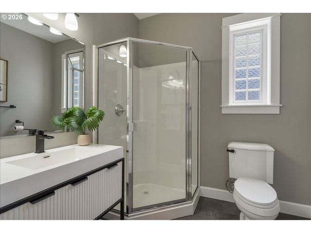 402 LA CRESTA Dr Se, Salem, OR 97306