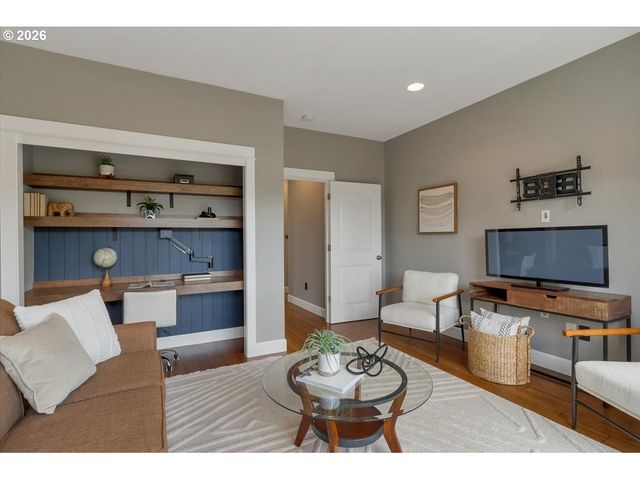 402 LA CRESTA Dr Se, Salem, OR 97306