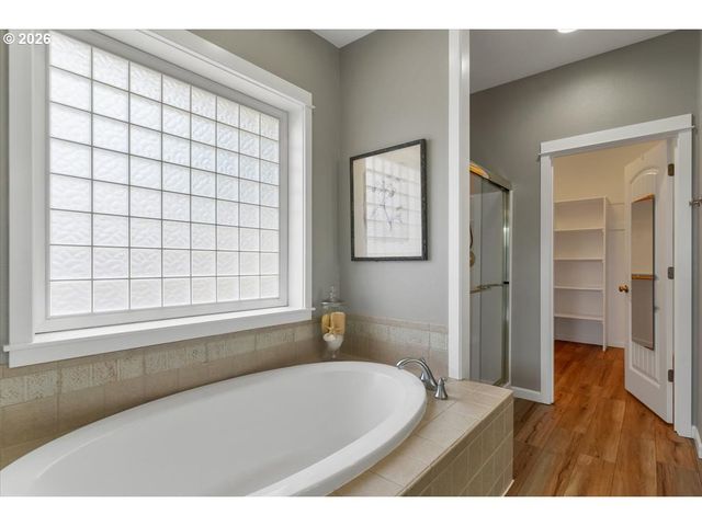 402 LA CRESTA Dr Se, Salem, OR 97306