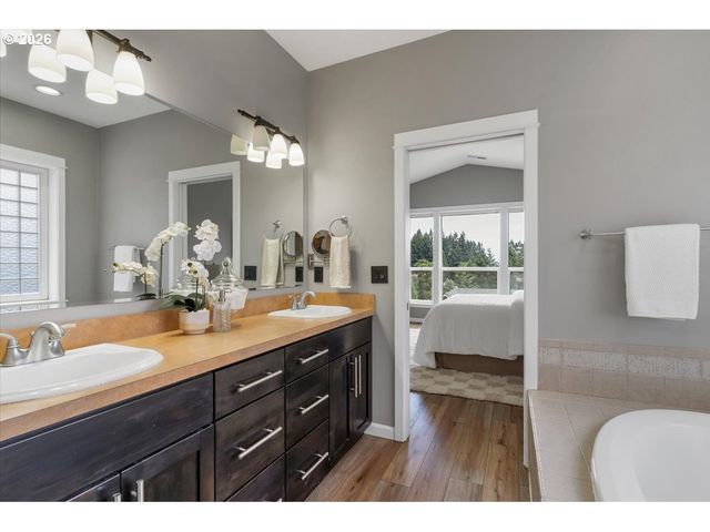 402 LA CRESTA Dr Se, Salem, OR 97306