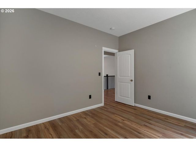 402 LA CRESTA Dr Se, Salem, OR 97306