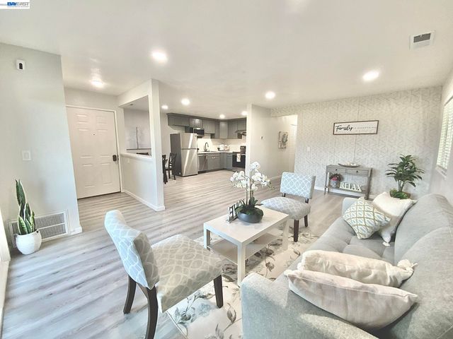 93 Shaniko Cmn 24, Fremont, CA 94539