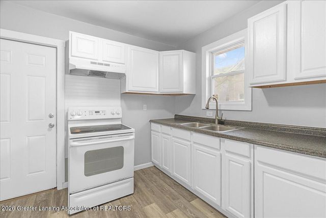 910 S Holmes Street, Lansing, MI 48912