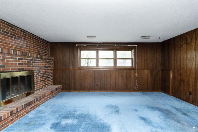 2215 Terry Way, Manhattan, KS 66502