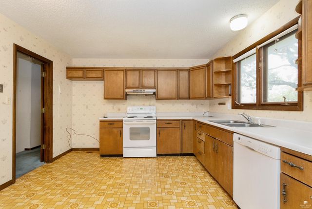 2215 Terry Way, Manhattan, KS 66502