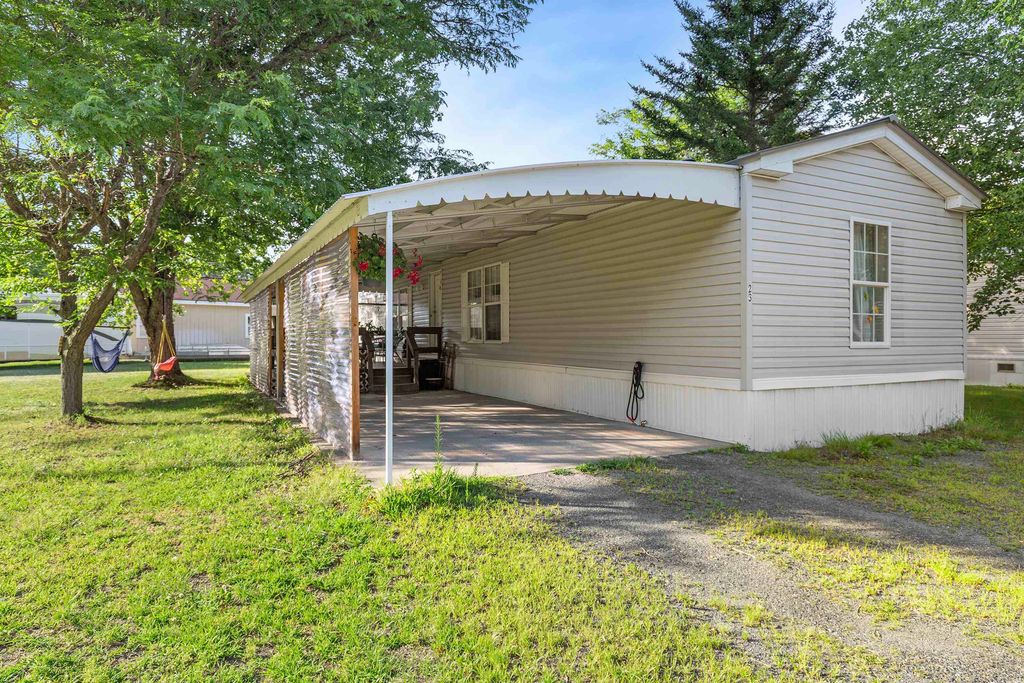 23 Family Circle, Hartland, VT 05048