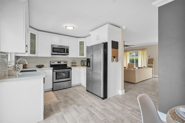 4851 NE 13th Ave, Oakland Park, FL 33334