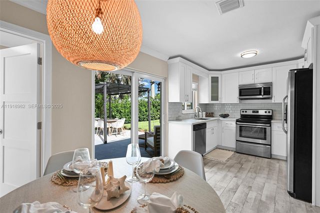 4851 NE 13th Ave, Oakland Park, FL 33334