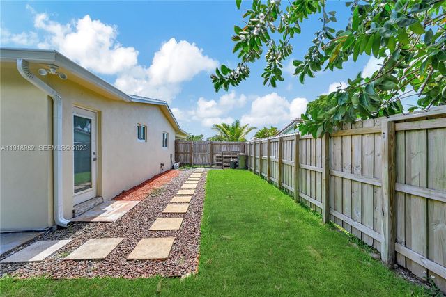 4851 NE 13th Ave, Oakland Park, FL 33334