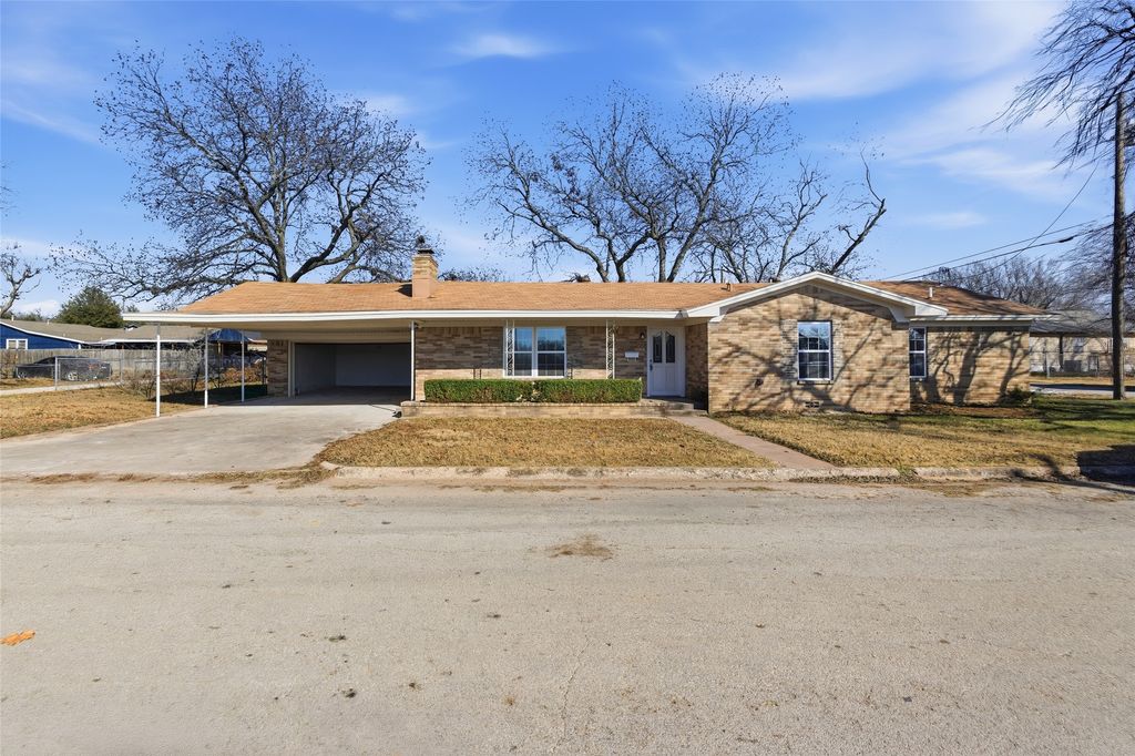 109 E Williams Street, Bowie, TX 76230