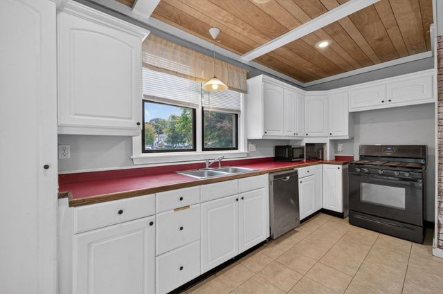 7 Garfield St, Acushnet, MA 02743