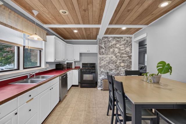 7 Garfield St, Acushnet, MA 02743