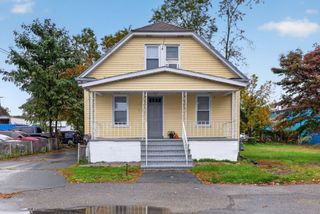 7 Garfield St, Acushnet, MA 02743
