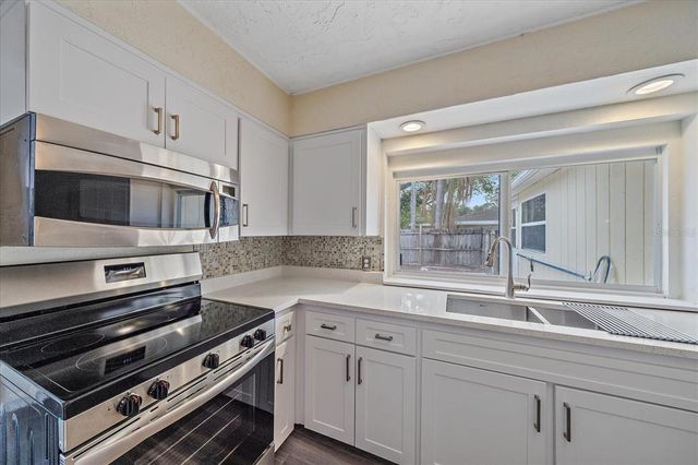 2905 BOUGAINVILLEA STREET, Sarasota, FL 34239