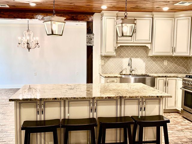 605 Douglas Dr, Houma, LA 70364