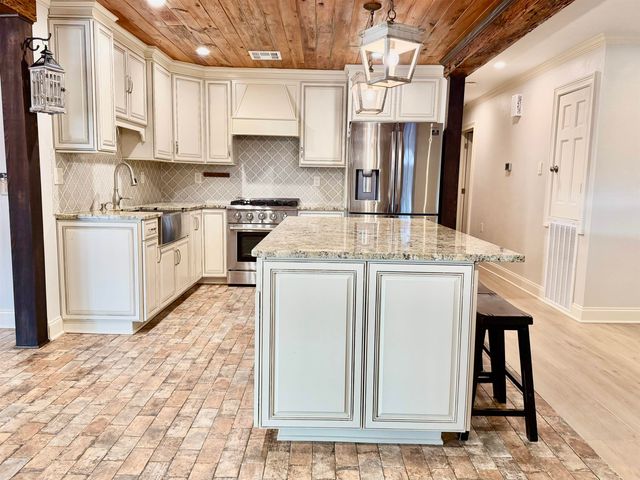 605 Douglas Dr, Houma, LA 70364