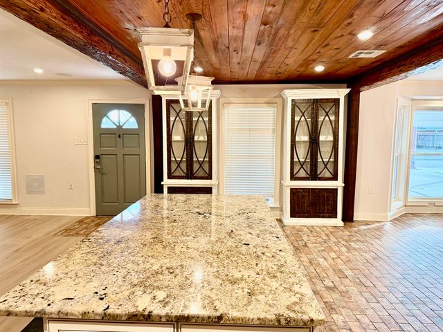 605 Douglas Dr, Houma, LA 70364