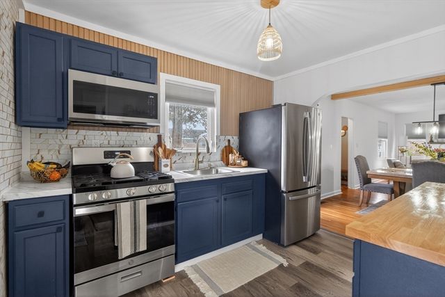 37 Blakely Ct, Fall River, MA 02720