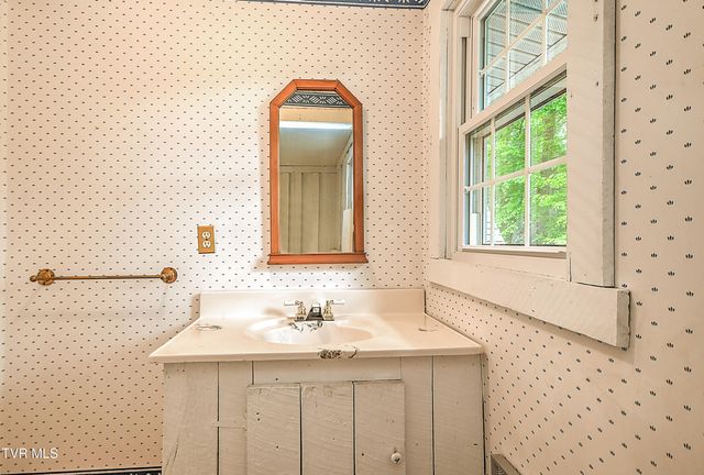 11066 Mount Calm Drive, Glade Spring, VA 24340