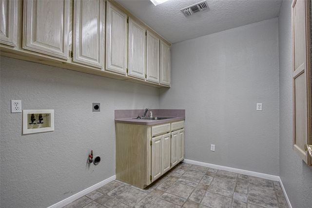 9 N Cay Court, Angleton, TX 77515