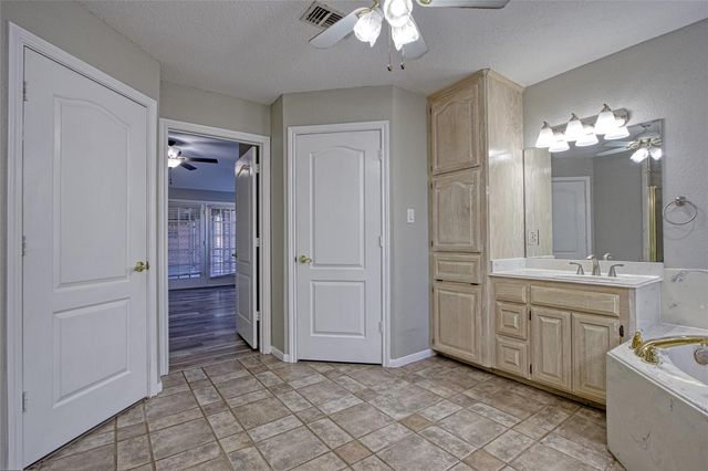 9 N Cay Court, Angleton, TX 77515