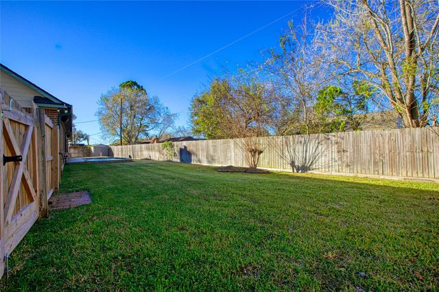 9 N Cay Court, Angleton, TX 77515