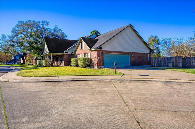 9 N Cay Court, Angleton, TX 77515