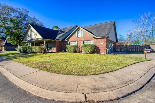 9 N Cay Court, Angleton, TX 77515