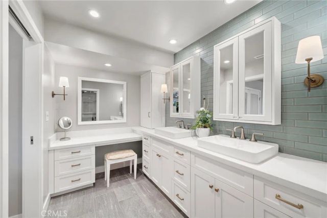 8239 Sugarman Drive, La Jolla, CA 92037