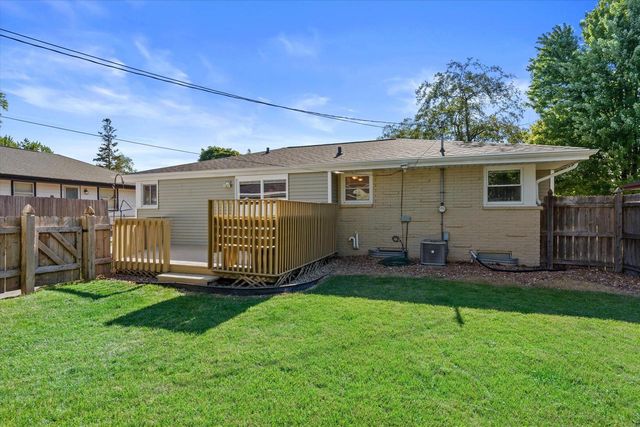 W148N8416 Albert PLACE, Menomonee Falls, WI 53051