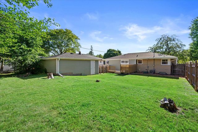 W148N8416 Albert PLACE, Menomonee Falls, WI 53051