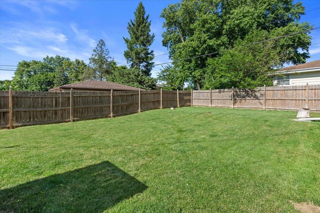W148N8416 Albert PLACE, Menomonee Falls, WI 53051