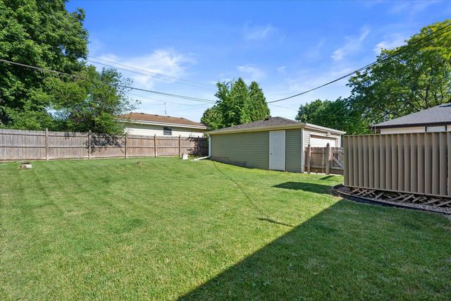 W148N8416 Albert PLACE, Menomonee Falls, WI 53051